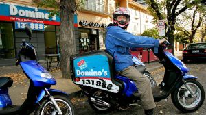¿Receta secreta? Domino's Pizza investiga a repartidor que fue grabado frotando comida de clientes en su entrepierna