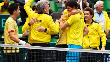 Los jugadores de Ecuador celebran con el capitán del equipo Raúl Viver, después de derrotar a Japón en los clasificatorios de la Copa Davis en Miki, Prefectura de Hyogo, Japón EFE / EPA