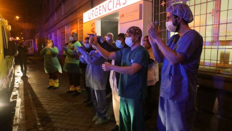 El homenaje a trabajadores de la salud se ha hecho común en todo el mundo durante la pandemia del coronavirus.