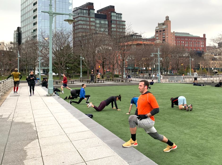 Nueva York registra la tasa más baja de infección. Abrirán parques para ligas deportivas