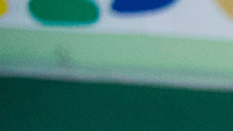 Un mujer vota el  domingo 15 de marzo durante las elecciones municipales en Santo Domingo, (República Dominicana). Los colegios electorales en la República Dominicana abrieron este domingo para elegir a las autoridades municipales en unos comicios reprogramados tras la inédita suspensión de los del 16 de febrero pasado por un fallo en el recién estrenado voto automatizado. EFE/Orlando Barría