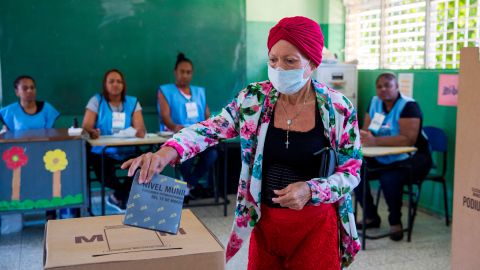 Un mujer vota el  domingo 15 de marzo durante las elecciones municipales en Santo Domingo, (República Dominicana). Los colegios electorales en la República Dominicana abrieron este domingo para elegir a las autoridades municipales en unos comicios reprogramados tras la inédita suspensión de los del 16 de febrero pasado por un fallo en el recién estrenado voto automatizado. EFE/Orlando Barría