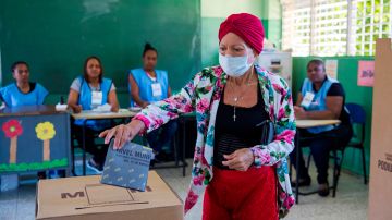 Un mujer vota el  domingo 15 de marzo durante las elecciones municipales en Santo Domingo, (República Dominicana). Los colegios electorales en la República Dominicana abrieron este domingo para elegir a las autoridades municipales en unos comicios reprogramados tras la inédita suspensión de los del 16 de febrero pasado por un fallo en el recién estrenado voto automatizado. EFE/Orlando Barría