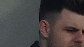 Eric Dier escaló las gradas buscando a un fanático.