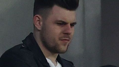 Eric Dier escaló las gradas buscando a un fanático.