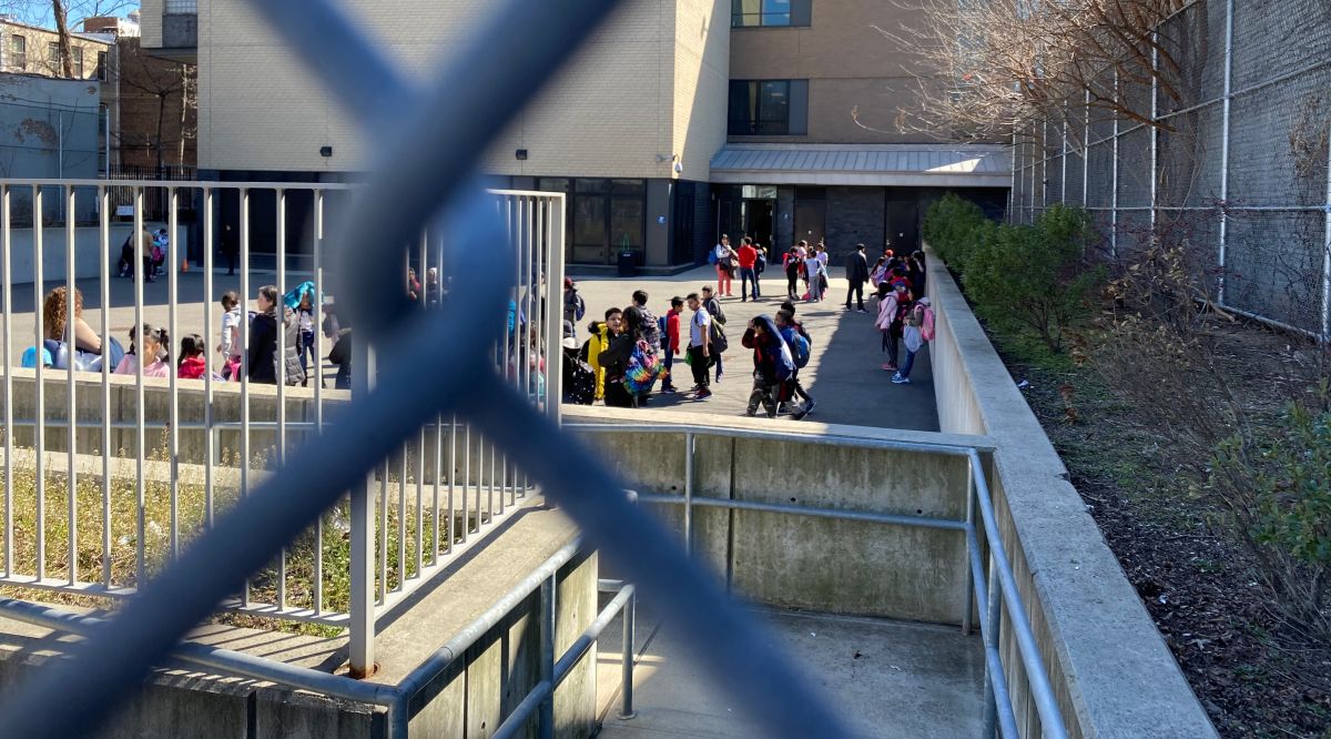 Las autoridades no han considerado aún cierre masivo de escuelas en la Gran Manzana.