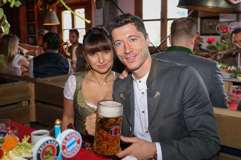 Hitler Frere De La Grand Mere De Lewandoski Robert Lewandowski y su esposa donan un millón de dólares para combatir