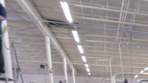 Operarios de Faulkner Plastics trabajando en la fábrica de Hialeah.