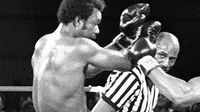 En el cierre del octavo asalto Ali salió de las cuerdas  y noqueó a  Foreman para recuperar sus títulos mundiales.