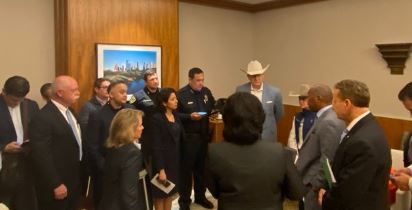 Los funcionarios de Houston en reunión.