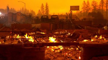 Restos de un comercio en llamas en Paradise, California el 9 de noviembre de 2018.