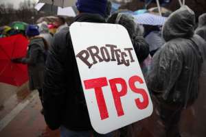 Inmigrantes con TPS demandan a exfuncionario de USCIS por bloquear su camino a obtener la "green card"