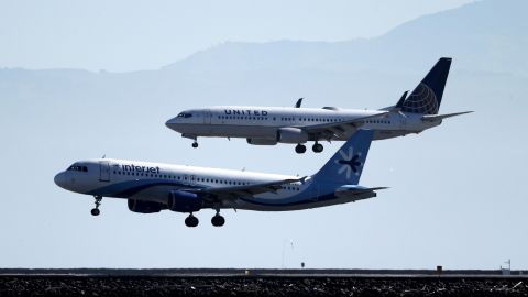 La aerolínea también anunció la aplicación de una política de condonación de cargos por cambio de vuelos en todas sus rutas.