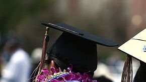 Se estima que más de 40 millones de estadounidenses cuentan con una deuda estudiantil.