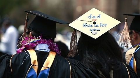 Se estima que más de 40 millones de estadounidenses cuentan con una deuda estudiantil.
