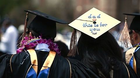 Se estima que más de 40 millones de estadounidenses cuentan con una deuda estudiantil.