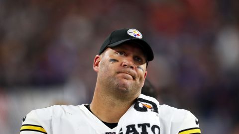 El quarterback lució un aspecto desaliñado en la emisión del video.