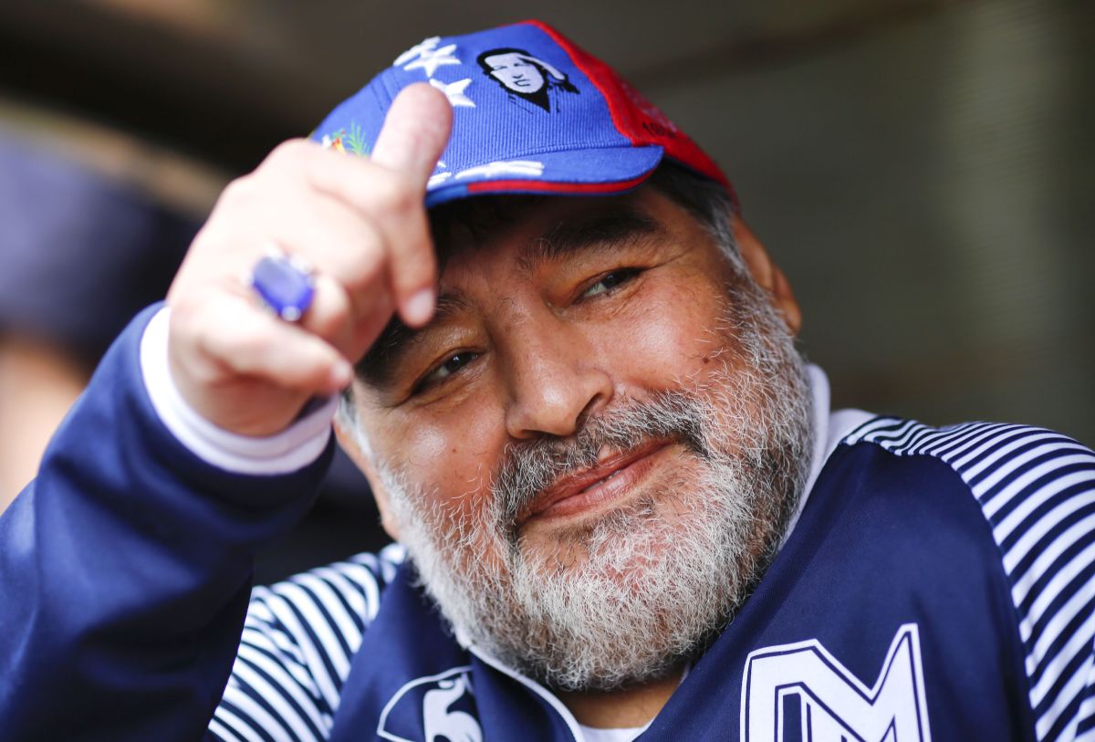 Maradona se gasto lo poco que había recibido en su primer sueldo llevando a cenar a su madre.