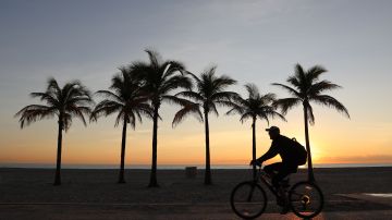 Un turista paseando en bicicleta en el sur de la Florida.