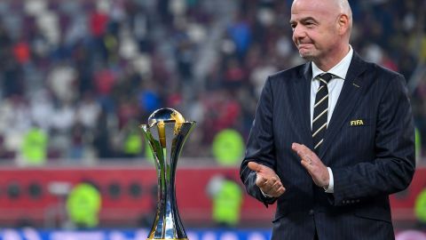 Gianni Infantino, presidente de la FIFA, posa junto al trofeo que se otorga al ganador de la competencia.