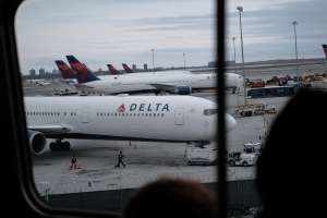 Pasajeros abrieron la puerta de avión Delta que iba a despegar de Nueva York