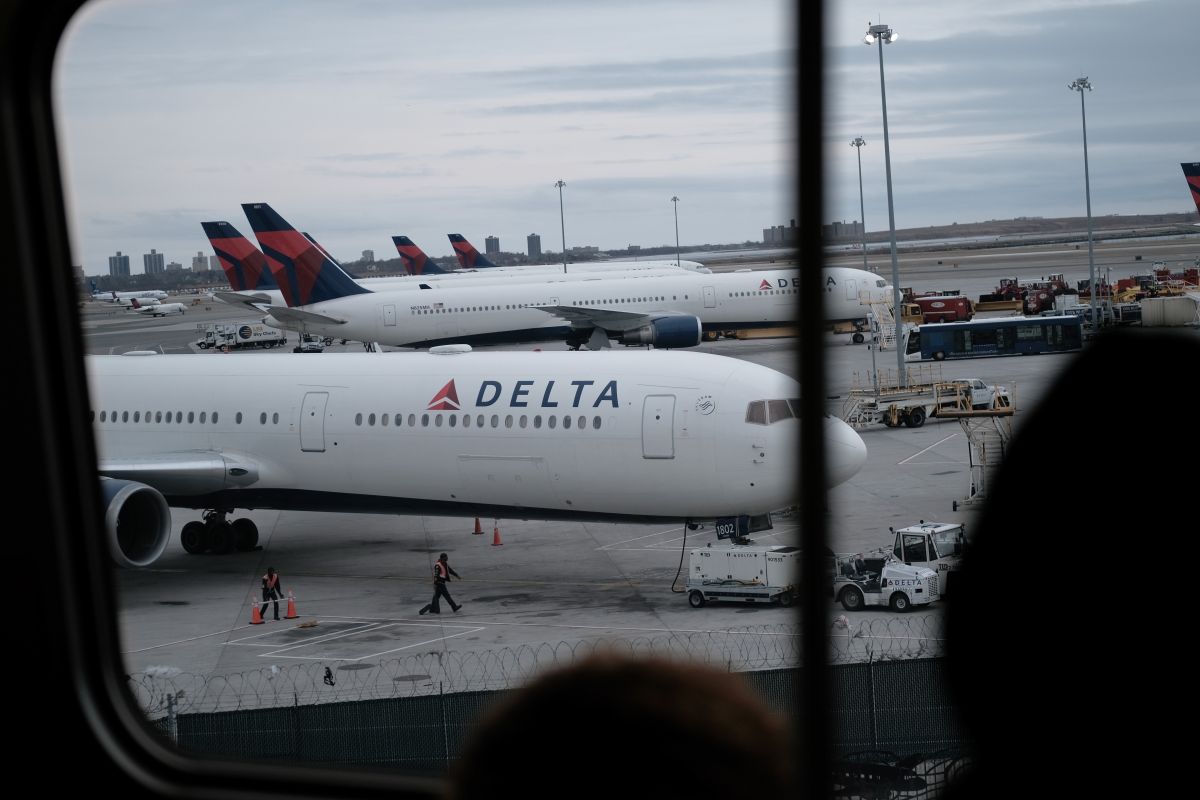 The passengers opened the door of the Delta plane that was to take off from New York