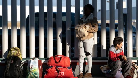 Ciudadanos y residentes permanentes sí podrán entrar a EEUU.