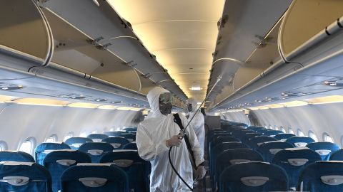 Existen varios procesos de limpieza contra el coronavirus en los aviones.