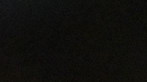 La futbolista Amandine Henry sostiene la muñeca que inspiró.