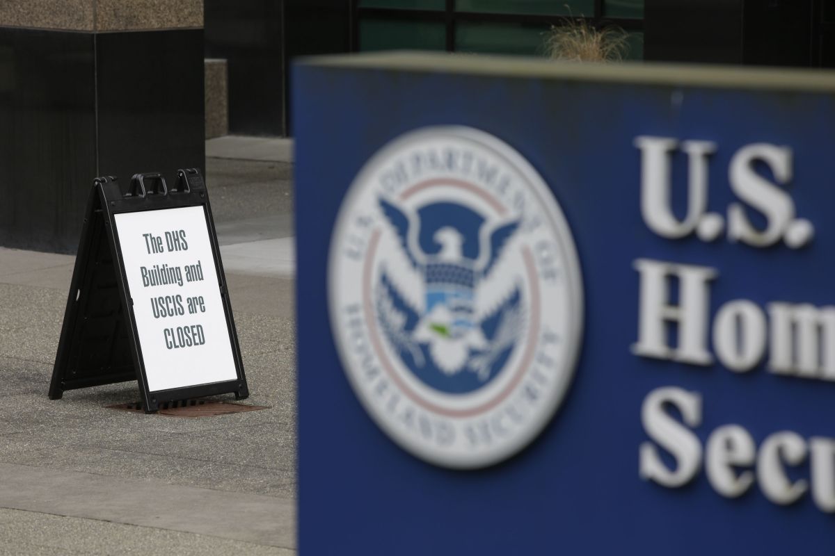 El DHS revisa nuevas restricciones migratorias.
