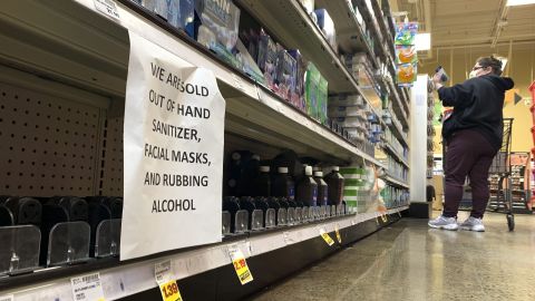 Imagen de un supermercado prácticamente vacío debido al brote del coronavirus.