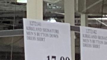 Los clientes esperan en fila para comprar agua y otros suministros en una tienda Costco en Los Ángeles.