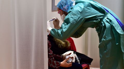 Un médico hace la prueba del coronavirus a un paciente en la localidad francesa de Burdeos.