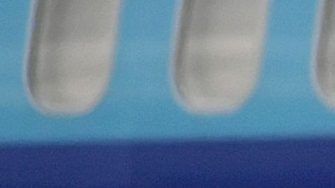 El personal médico ayuda a cargar pasajeros del crucero Grand Princess en aviones en el Aeropuerto Internacional de Oakland en Oakland.