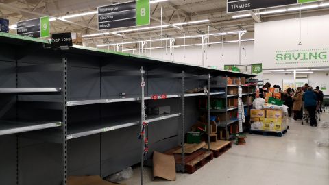 Agotados los rollos de papel higiénico en el supermercado.