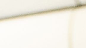 Pasajeros usan mascarillas durante un vuelo para protegerse de la pandemia.