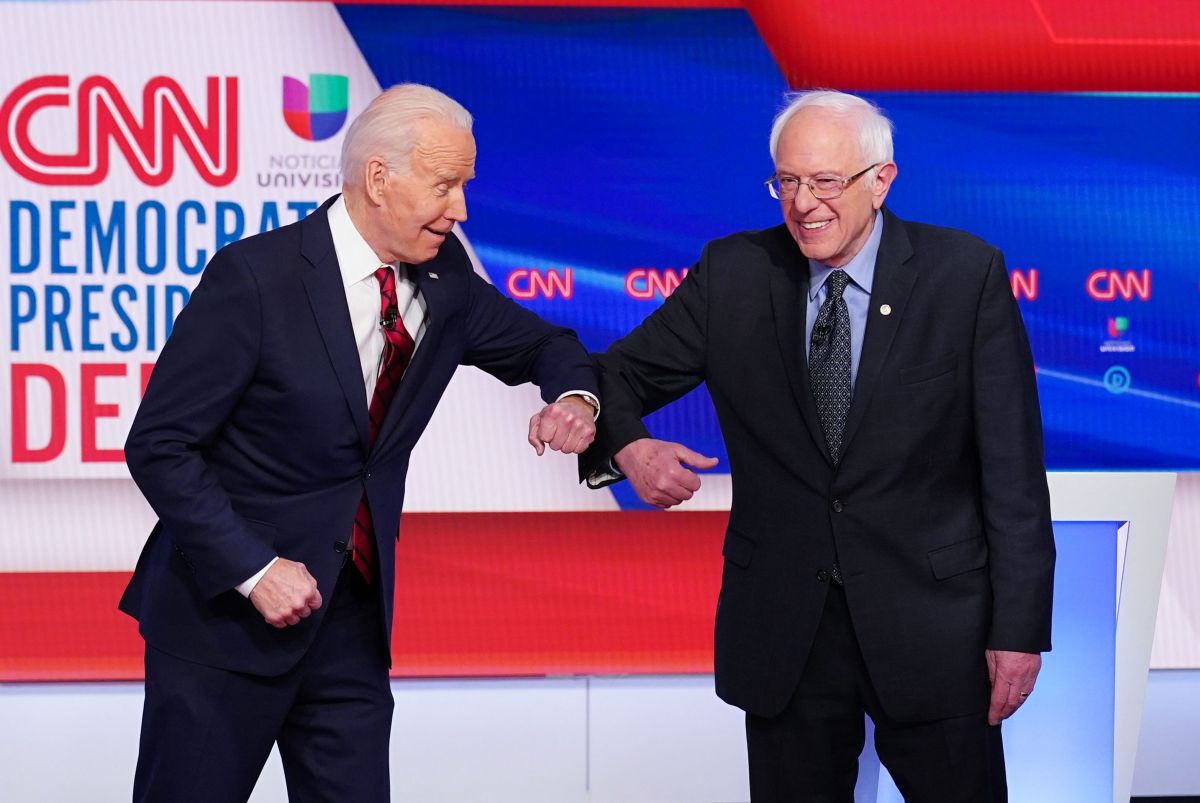 Biden y Sanders se saludaron con los codos por riesgos de virus en marzo pasado