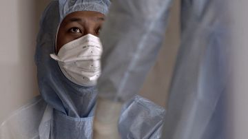 Enfermera cubre su rostro para tratar a pacientes con coronavirus.