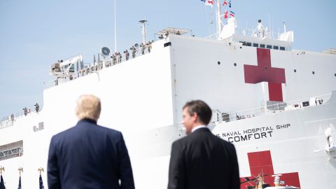 Mark Esper (d) y Donald Trump ven cómo el buque hospital USNS Comfort sale de Norfolk con destino a NY.