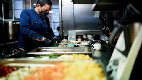 10 millones de personas podrían ser despedidas en una primera etapa en la industria restaurantera.