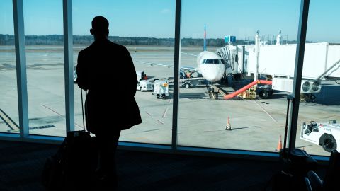 Muchos viajeros están cambiando o suspendiendo vuelos por temor al contagio con coronavirus.