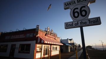 Un letrero marca el final de la Ruta 66 en el muelle cerrado al público de Santa Monica Beach, un popular destino turístico en California.