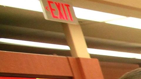 La cadena de supermercados Jewel-Osco informó  que necesita personal para todos los turnos, Strack & Van Til y Mariano's también están contratando.