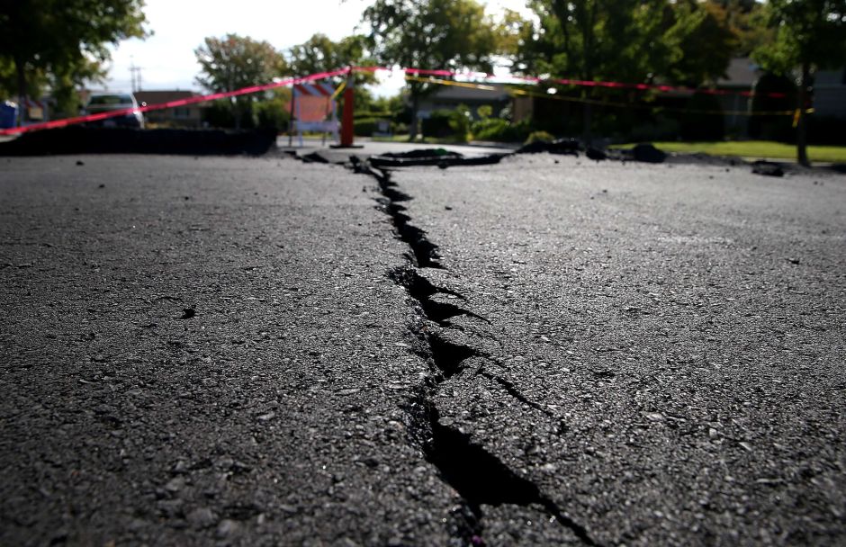 Sismo de 6.5 en Nevada deja destrozos en principal autopista; autoridades tuvieron que cerrar la vía