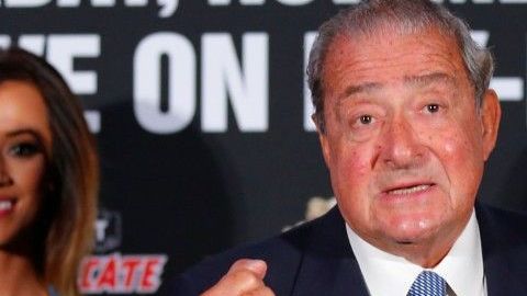 Bob Arum dijo que a sus 88 años, su única medida de salud es fumar marihuana.