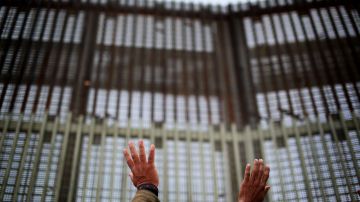Church Service Held at US/Mexico Border Fence