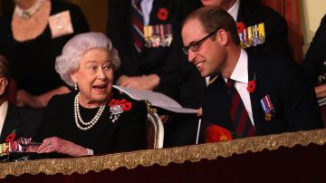 El príncipe William junto a la reina Isabel II.