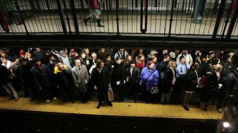 El flujo de usuarios en el transporte público cayó dramáticamente.