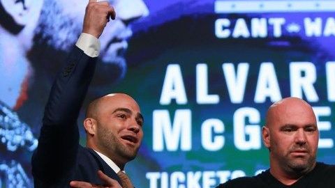 Dana White junto a Conor McGregor y Eddie Alvarez.