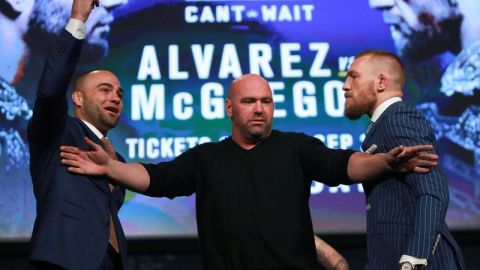 Dana White junto a Conor McGregor y Eddie Alvarez.